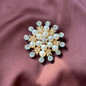Pearls and crystal flowers brooch high quality